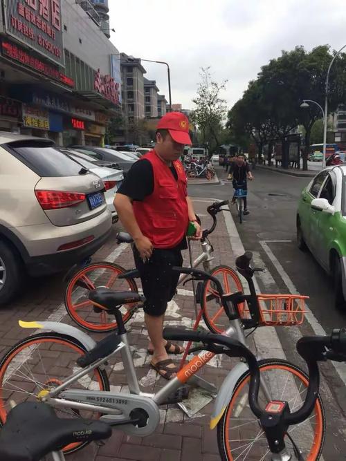 菊园社区开展共享单车维护志愿服务活动